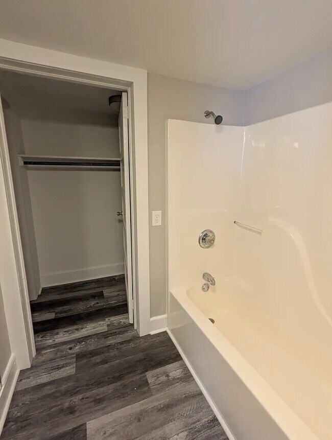 Building Photo - 606 Park Ave