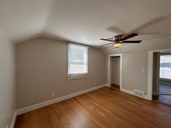 Building Photo - Rent Special! - Gorgeous 3 Bed + Bonus Roo...