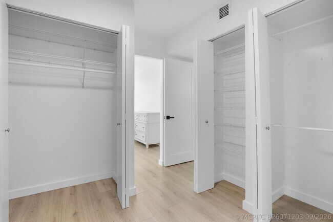 Building Photo - 3701 N Country Club Dr