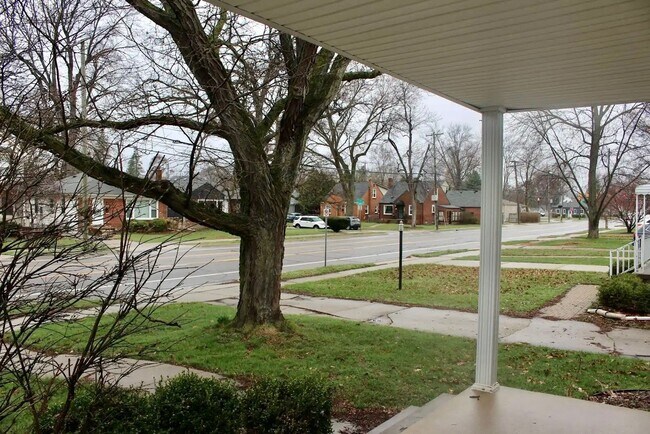 Building Photo - Spacious 5-Bedroom Home in Prime Royal Oak Location – $2,900/month