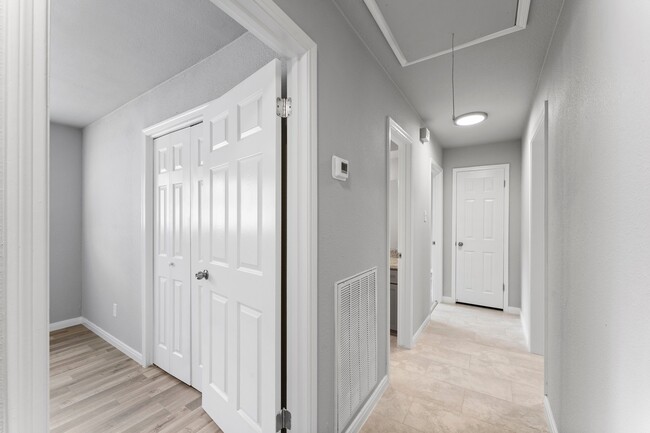 Building Photo - 10422 Rockcrest Rd