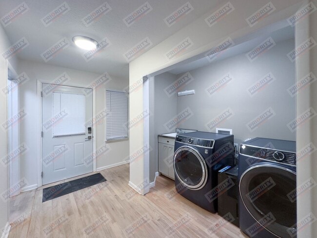 Building Photo - Updated Downtown Ranch with Mother-in-Law Suite