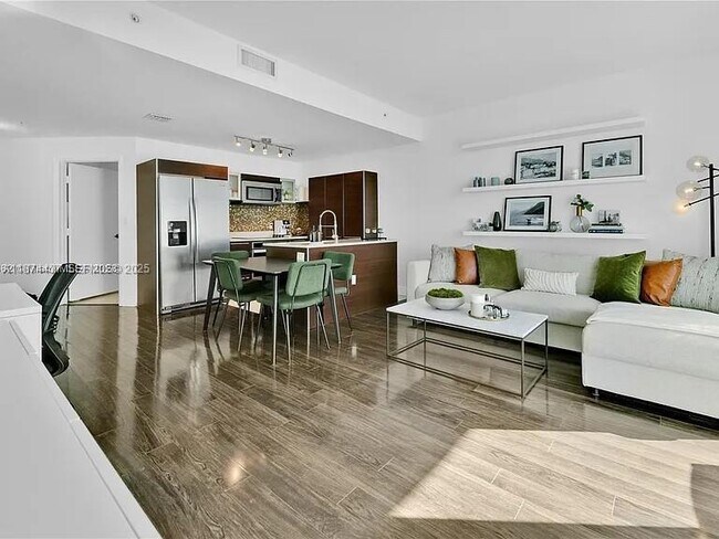 Building Photo - 1900 N Bayshore Dr