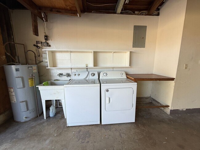 Building Photo - 949 Wainiha St