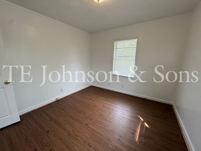 Building Photo - Updated Unit with Granite Counters & Off-Street Parking in Winston-Salem