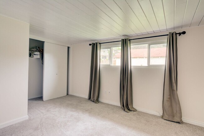 Building Photo - Charming 3-Bedroom Home Near Downtown Oak Harbor –Pet Friendly home.