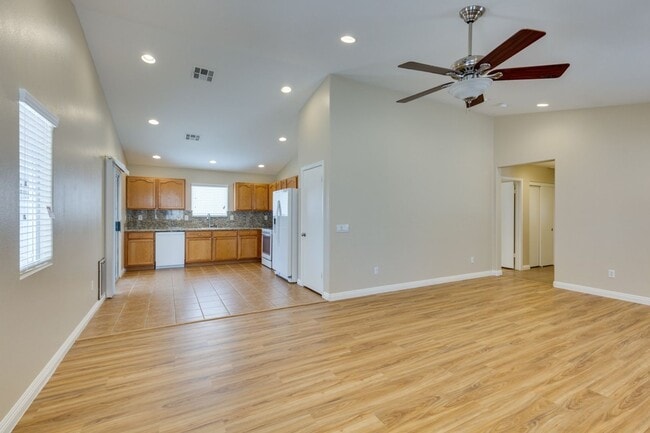 Building Photo - Single story 3 bedroom home in a lovely NW community