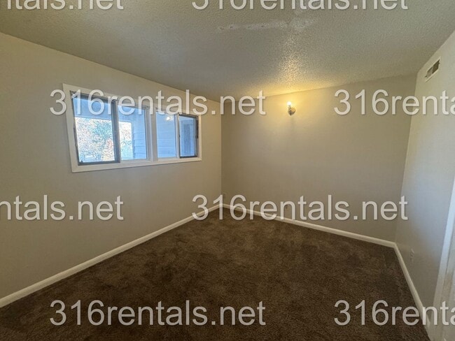 Building Photo - 511 Holly Ln