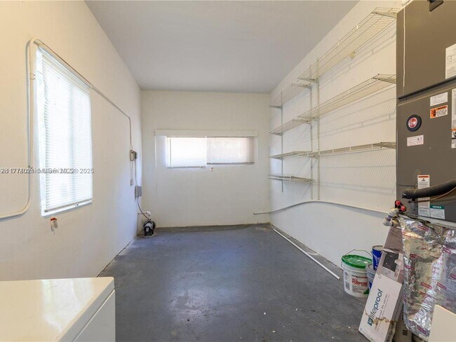 Building Photo - 2520 SW 22nd Terrace