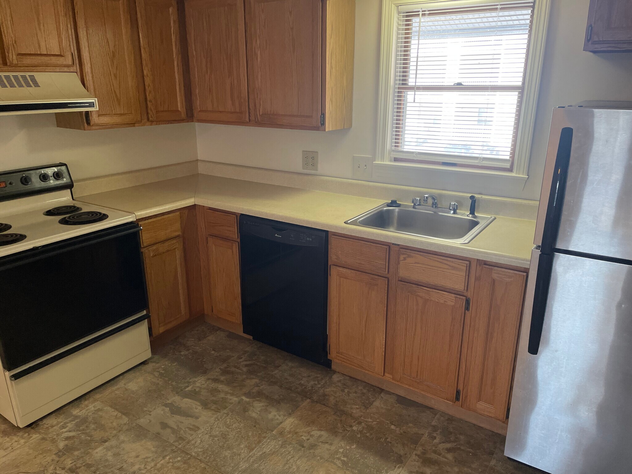 Building Photo - 844 State St