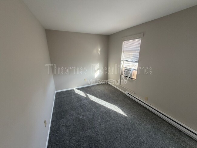 Building Photo - 402 E Northern Blvd