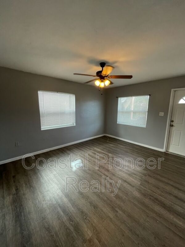 Building Photo - 1237 Fargo St S