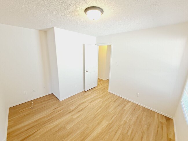 Building Photo - 3 bed 2 bath home in Huning Ranch. Great Yard!
