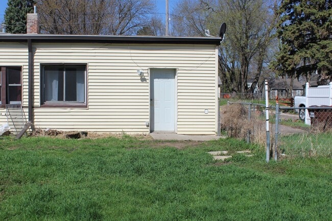 Building Photo - 3 Bedroom - one level