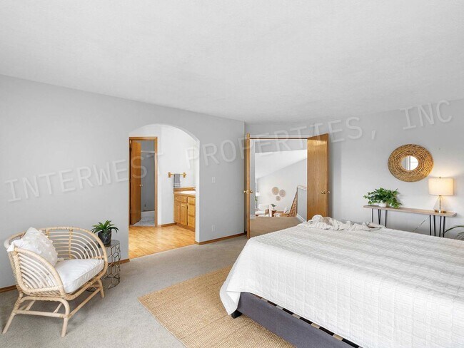 Building Photo - 4+ Bedroom Tigard Home With a Beautiful Vi...