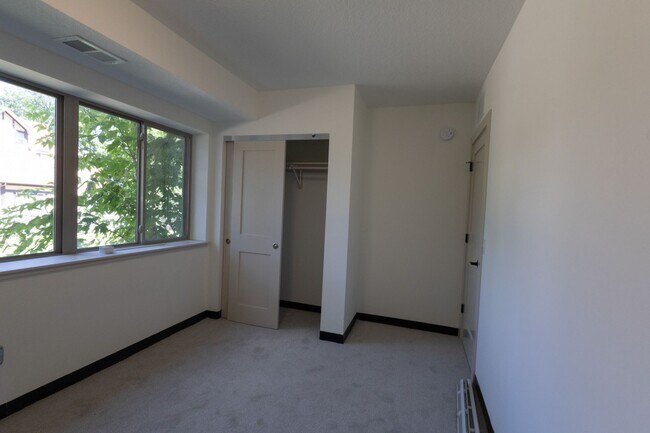 Building Photo - $1,450 / 2br - 560ft2 - RENOVATED 2BD, 1BA...