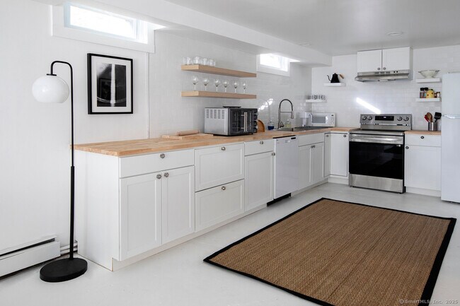 Building Photo - 10 Sentry Hill Rd