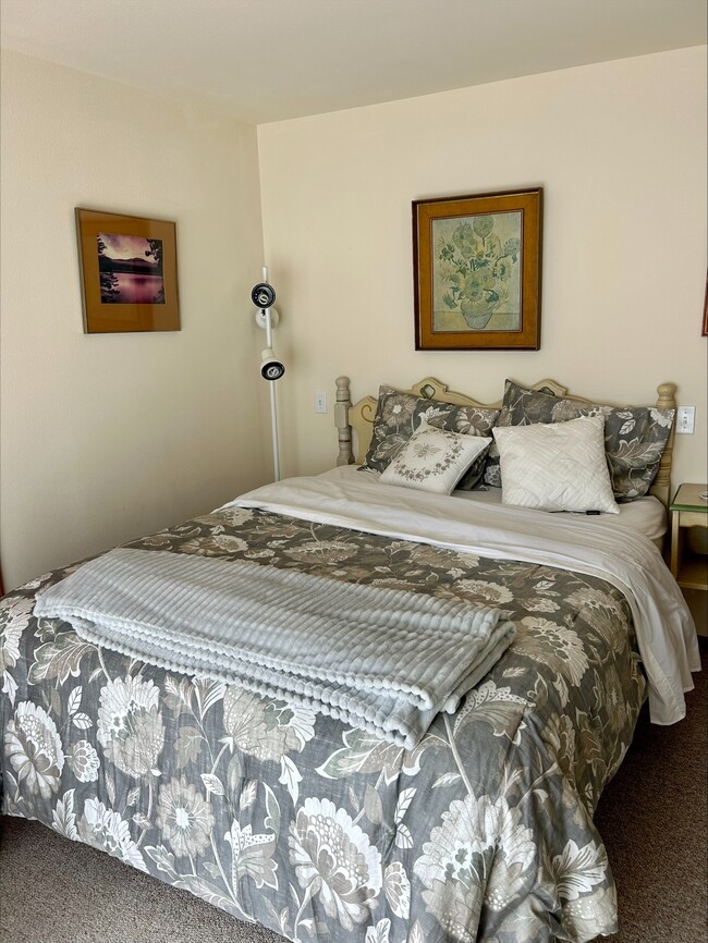 Building Photo - 4739 S Golf Course Dr