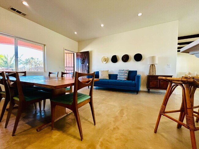 Building Photo - Gorgeous, renovated home on 2 acres in quiet neighborhood.