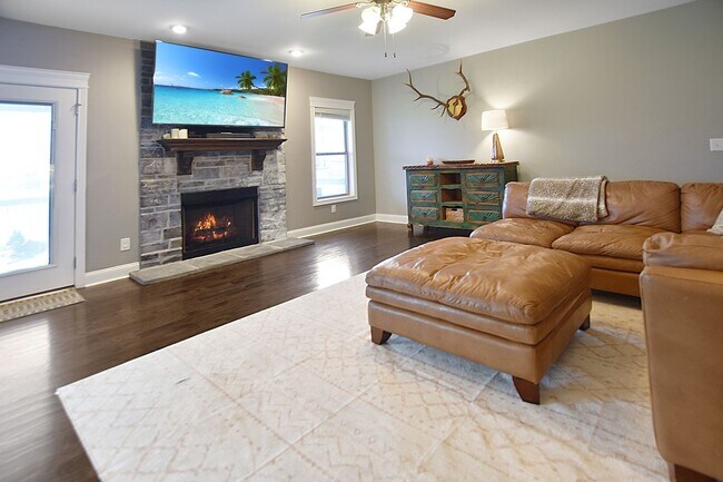 Building Photo - Pet Friendly Five Bedroom!