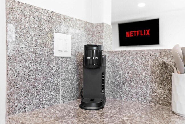 Building Photo - 765 Elkwood Ave