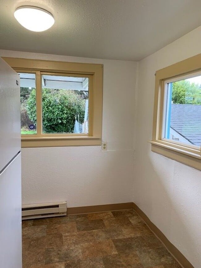 Building Photo - Cute 1 bedroom Cottage on large lot