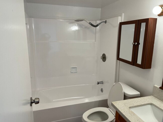 Building Photo - Nahoa Apartments - 2 bedrooms, 1 bath unit w/ 1 parking stall - Avail now!