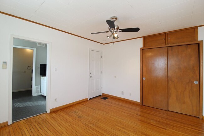Building Photo - Updated Studio Near KU Med