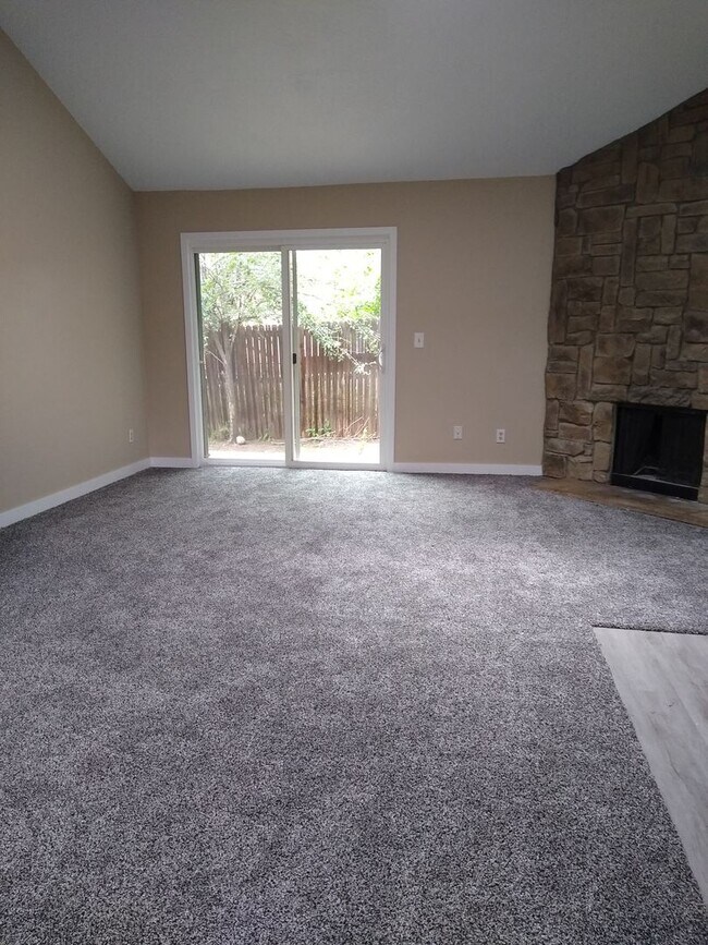 Building Photo - Charming 2 Bedroom 2 Bath w/ Large Yard, 1 Car Garage and Central Air/Heat