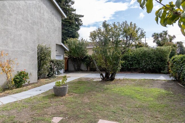 Building Photo - 1000-1006 Tilton