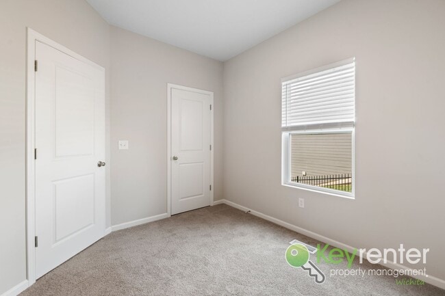 Building Photo - 5 Bedroom 3 Bath Home close to schools and shopping!