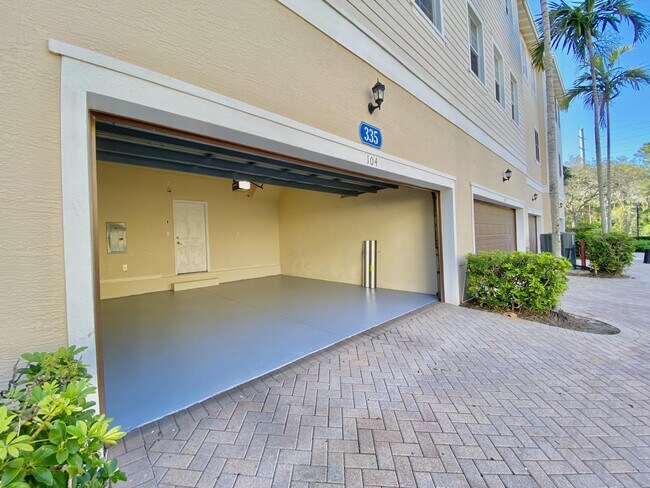 Building Photo - 335 E Thatch Palm Cir