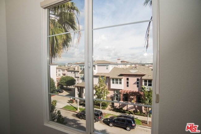 Building Photo - 5831 Seawalk Dr