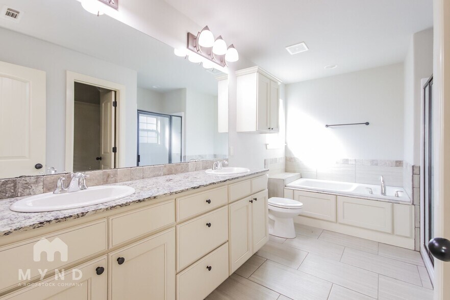 Building Photo - 2403 SW Worthington Ave