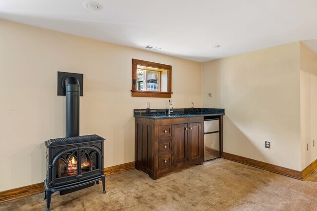 Building Photo - Meticulously maintained 3-bedroom, 2-bath ...