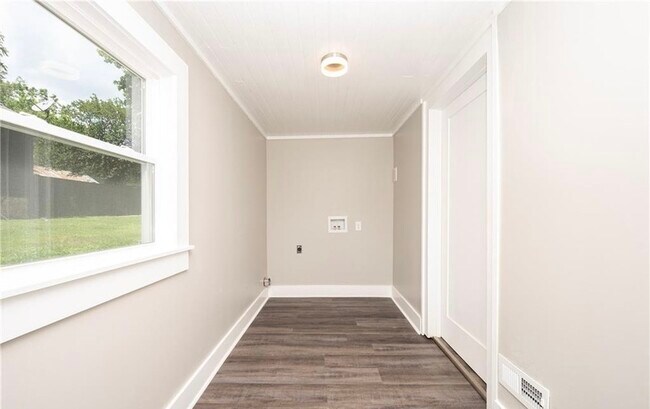 Building Photo - 3140 S Stratford Rd