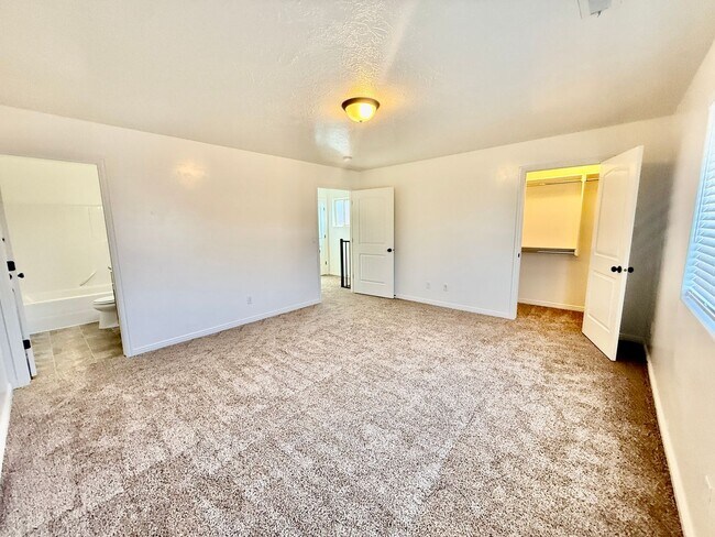 Building Photo - 3-BR Townhome Near Costco