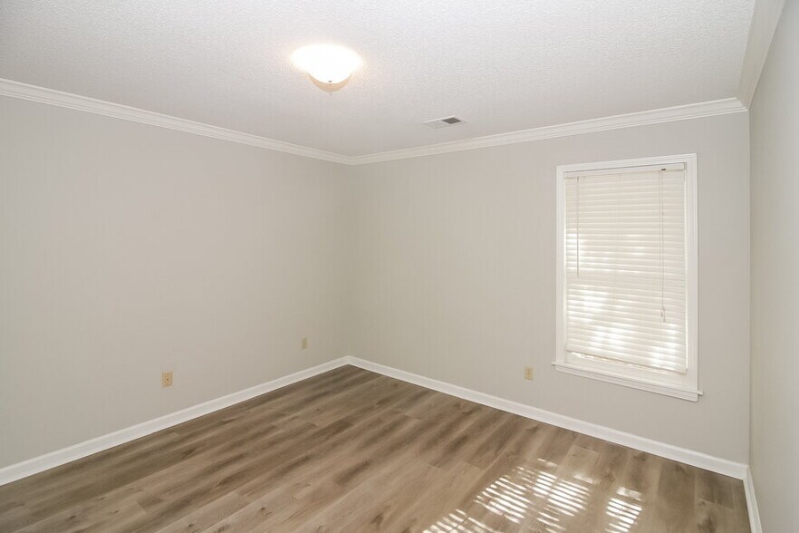 Building Photo - 8731 Oak Trail Ln