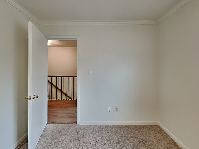 Building Photo - 4418 Englewood Rd