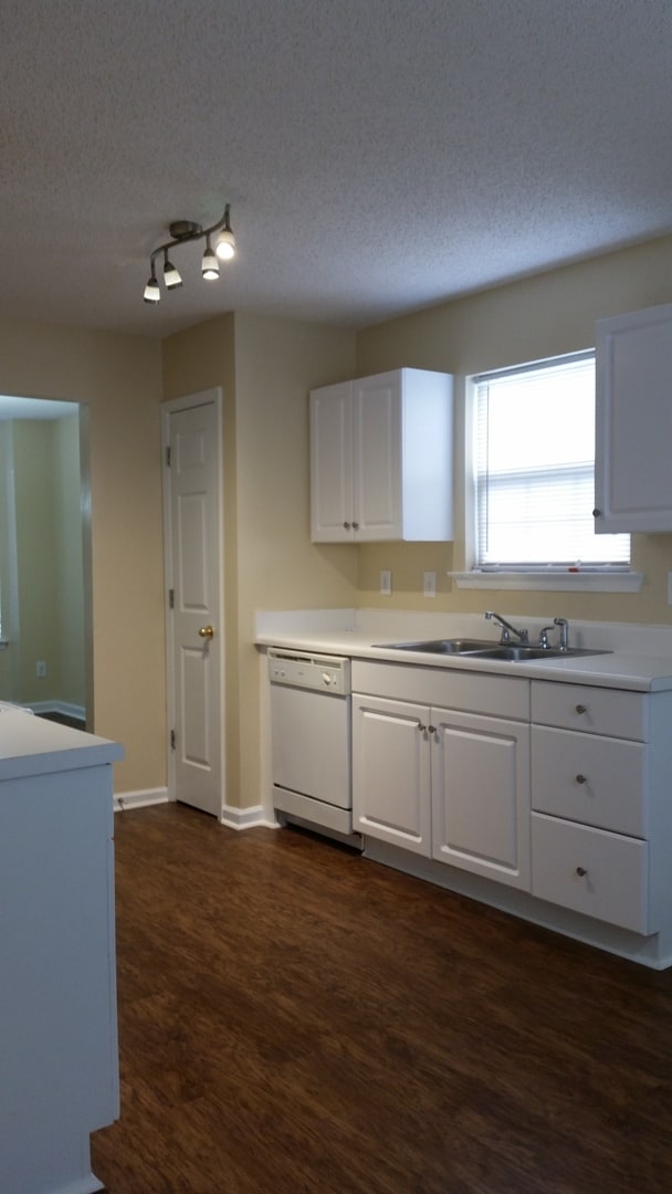 Building Photo - MOVE IN TODAY!  Large 4 bed 2 bath with bo...