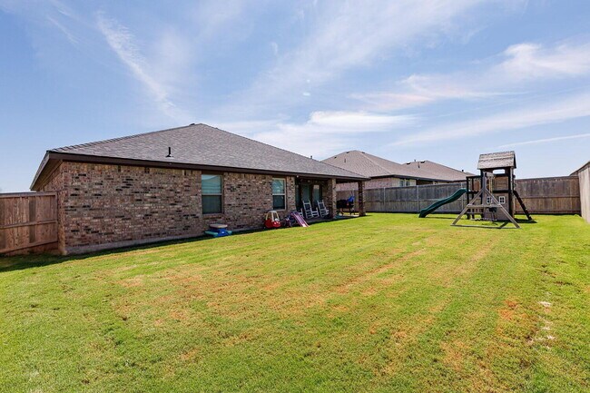 Building Photo - Spacious 4 Bed, 2 Bath Home in Abbey Glen w/ Liberty High School Feeder Pattern!