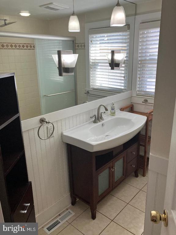 Building Photo - 118 W Lehman Ave