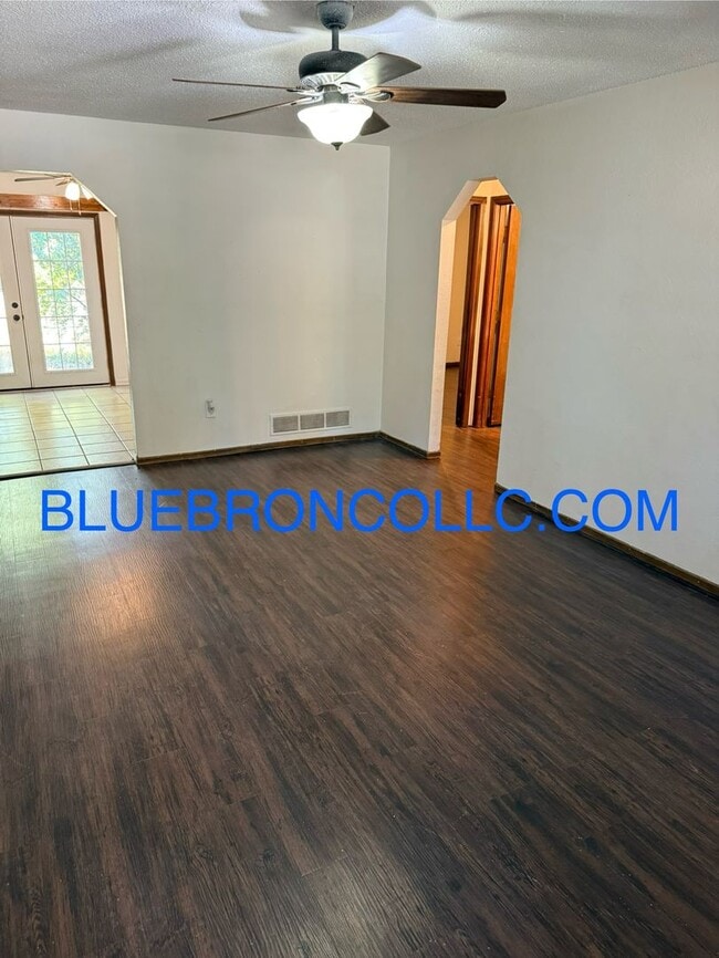 Building Photo - 717 NE Banner Dr