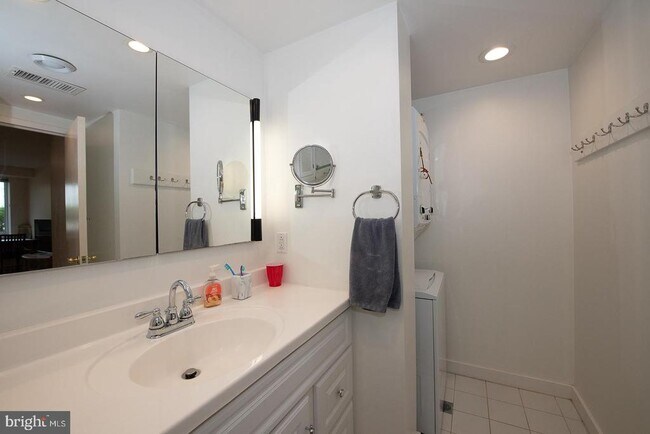 Building Photo - 1637 Oakwood Dr