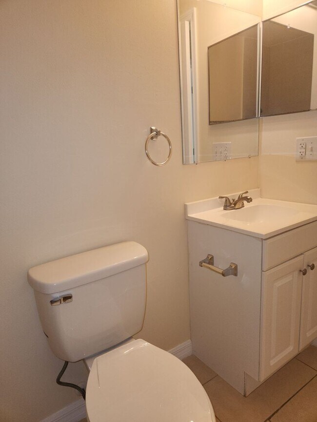 Building Photo - Duplex for rent