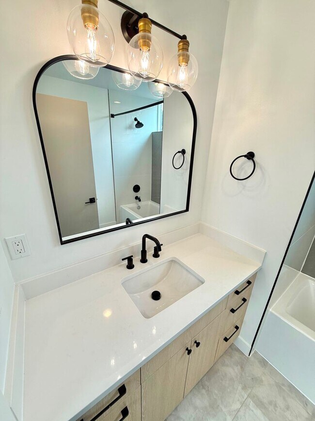 Building Photo - Spacious 3-Bedroom Townhome in the Heart of Greenwood