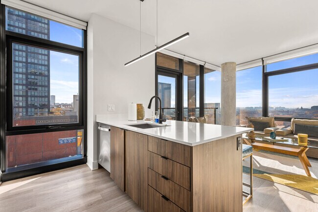 Building Photo - 1128 W Van Buren St