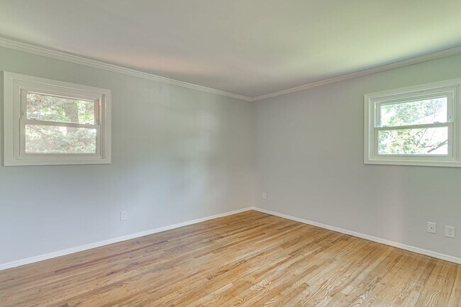 Building Photo - Charming 3+ BR single family home available now