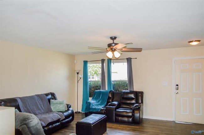 Building Photo - 3284 Castlecreek Dr