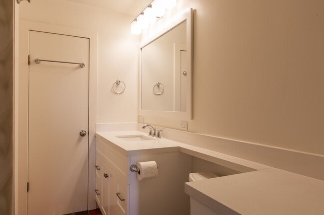 Building Photo - Mid Century Beauty in the Heart of the Banana Belt